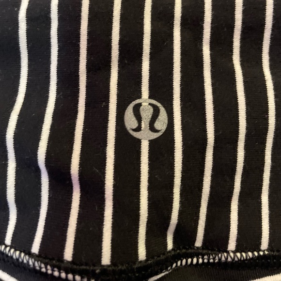 Lulu special addition size 6 crops good condition - Picture 3 of 5